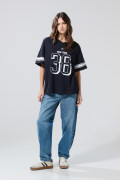 Camiseta cuello V oversize azul intensa con estampado college