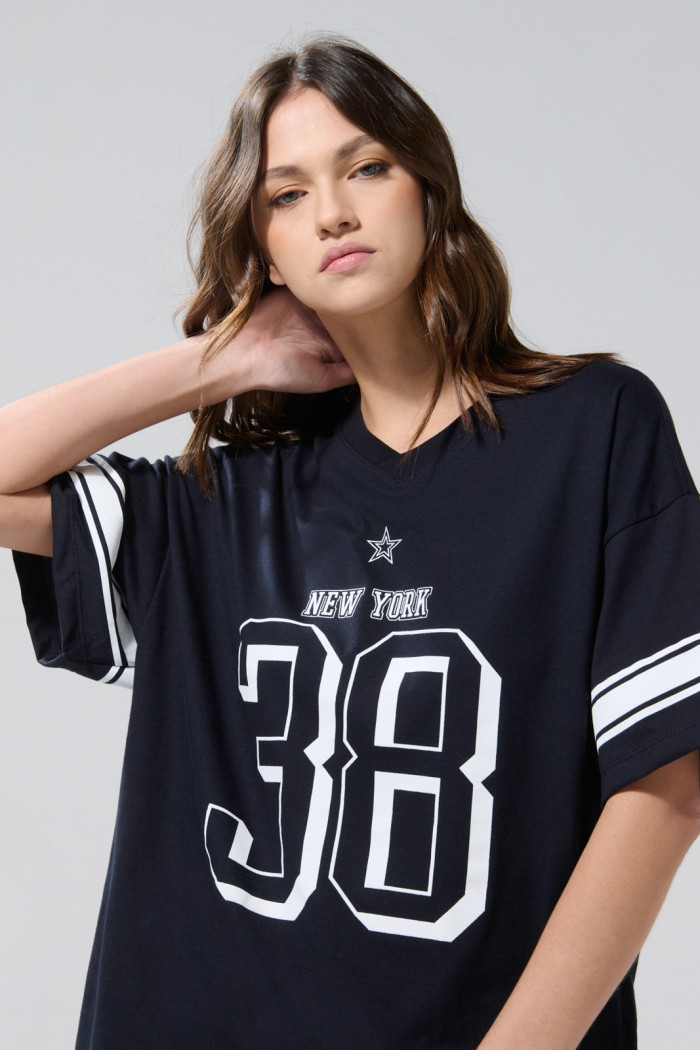 Camiseta cuello V oversize azul intensa con estampado college