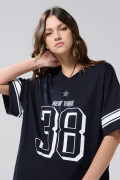 Camiseta cuello V oversize azul intensa con estampado college
