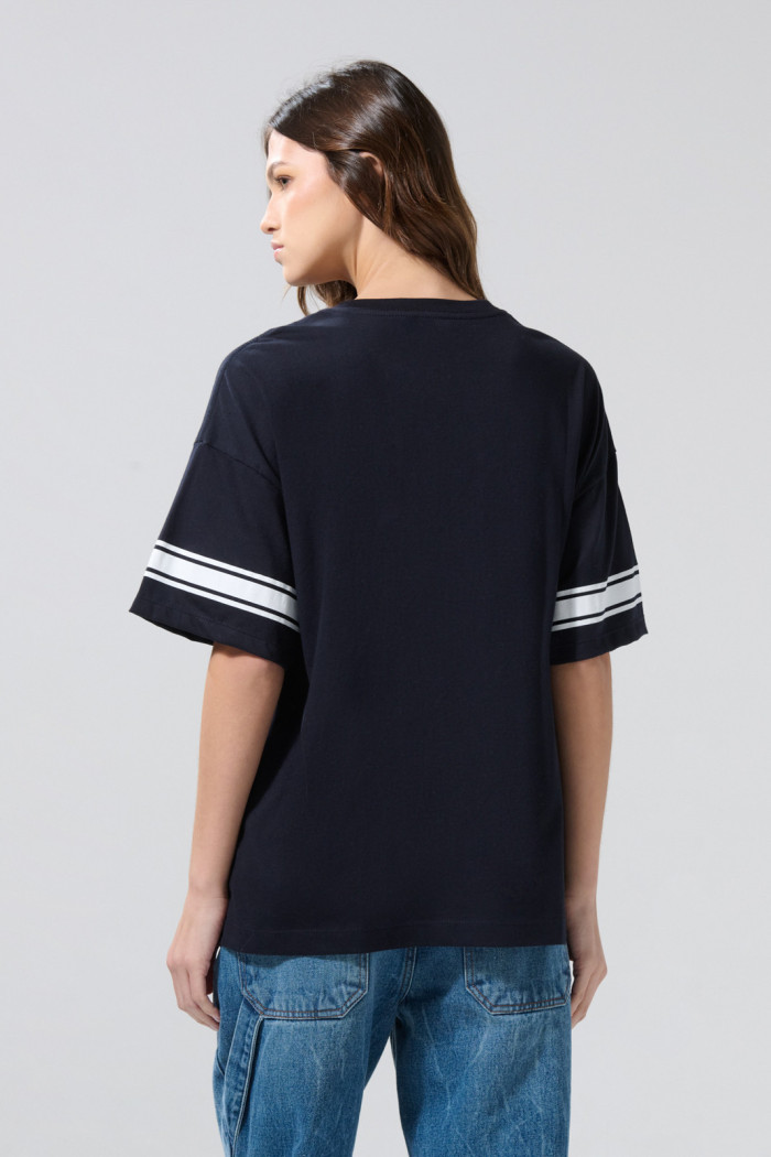 Camiseta cuello V oversize azul intensa con estampado college