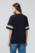 Camiseta cuello V oversize azul intensa con estampado college