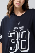 Camiseta cuello V oversize azul intensa con estampado college