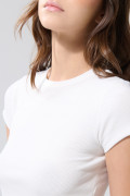 Camiseta en tela acanalada unicolor con manga corta