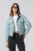 Chaqueta acolchada unicolor con rombos y cuello trucker