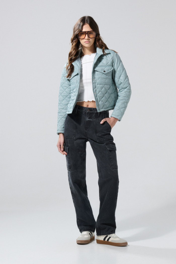 Chaqueta acolchada unicolor con rombos y cuello trucker