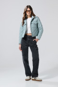 Chaqueta acolchada unicolor con rombos y cuello trucker