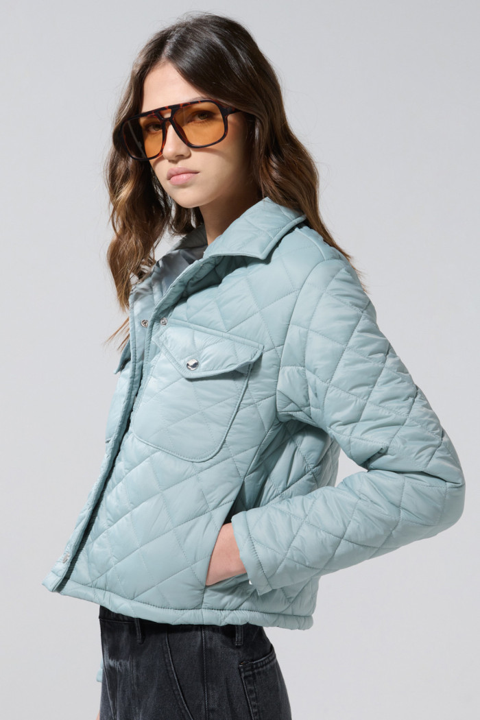 Chaqueta acolchada unicolor con rombos y cuello trucker
