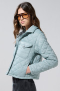 Chaqueta acolchada unicolor con rombos y cuello trucker