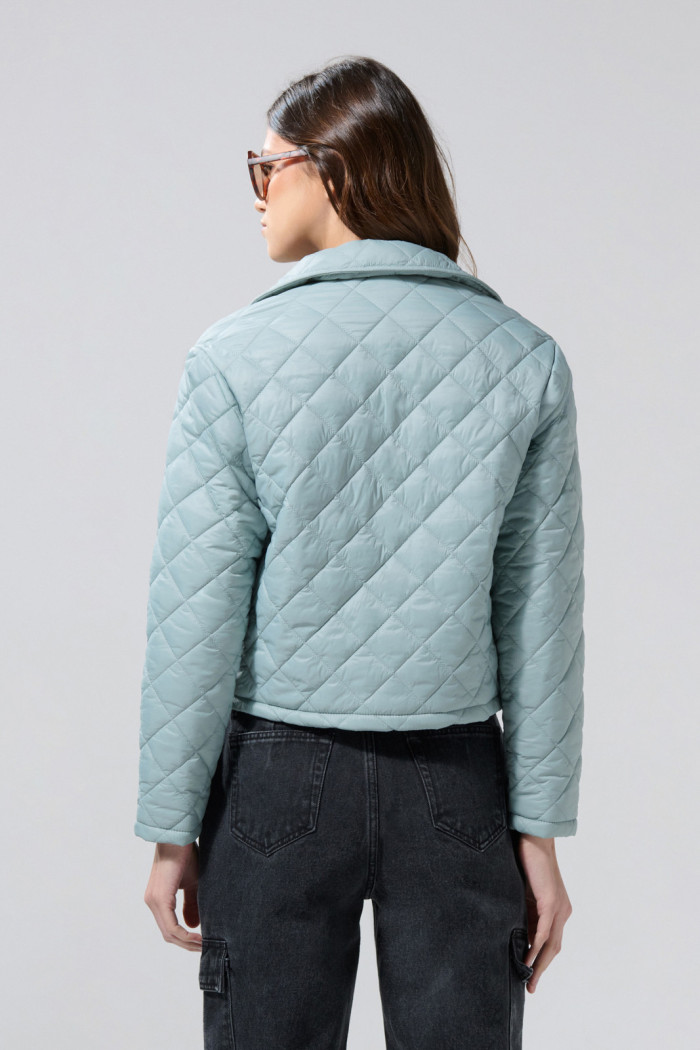 Chaqueta acolchada unicolor con rombos y cuello trucker