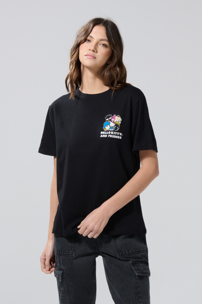 Camiseta negra cuello redondo con diseño de Hello Kitty
