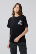 Camiseta negra cuello redondo con diseño de Hello Kitty
