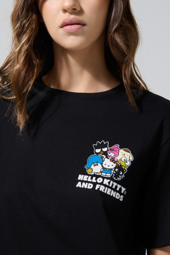 Camiseta negra cuello redondo con diseño de Hello Kitty