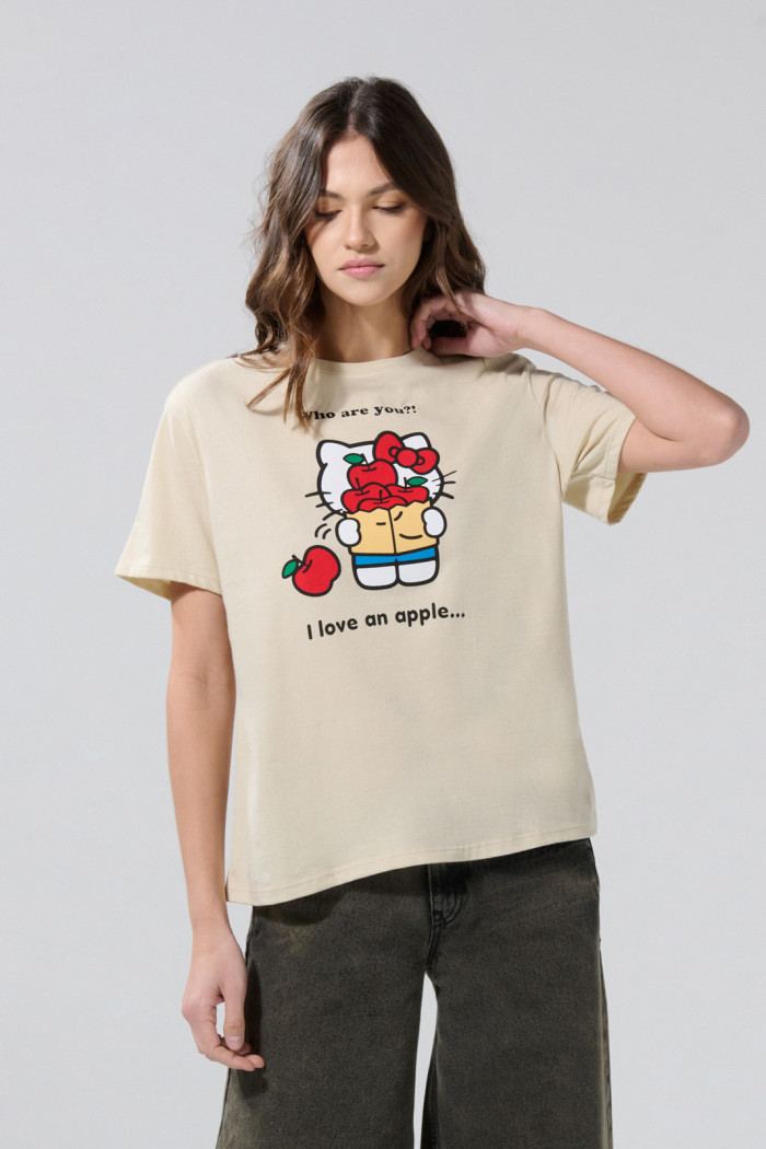 Camiseta kaki clara manga corta con arte de Hello Kitty