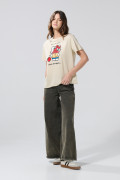Camiseta kaki clara manga corta con arte de Hello Kitty
