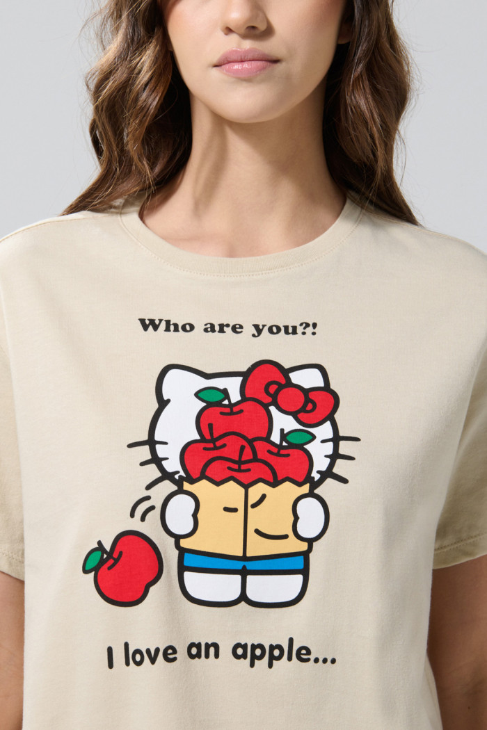Camiseta kaki clara manga corta con arte de Hello Kitty
