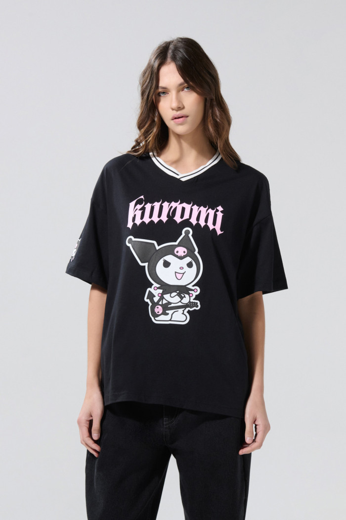 Camiseta cuello V oversize negra con diseño de Kuromi