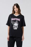 Camiseta cuello V oversize negra con diseño de Kuromi