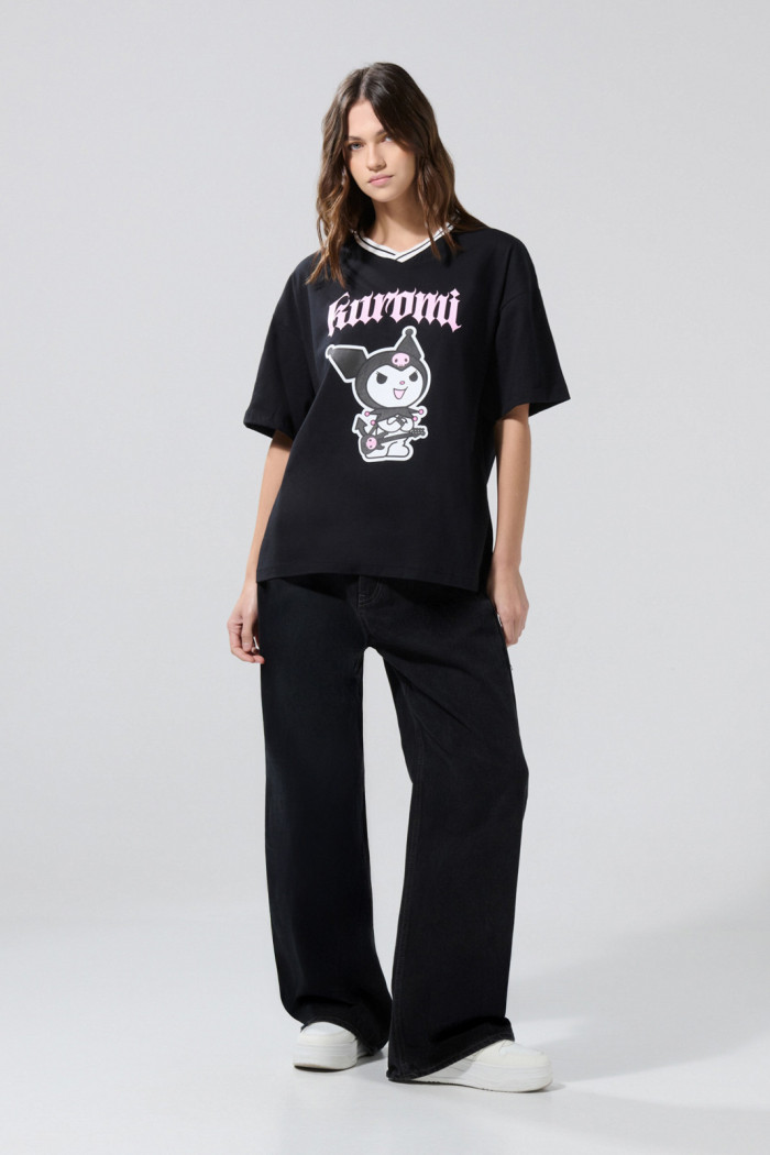 Camiseta cuello V oversize negra con diseño de Kuromi