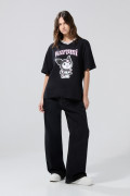Camiseta cuello V oversize negra con diseño de Kuromi