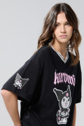 Camiseta cuello V oversize negra con diseño de Kuromi