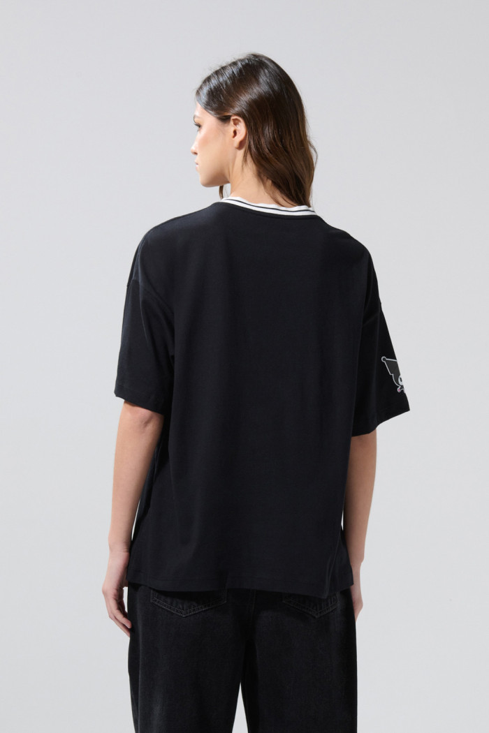 Camiseta cuello V oversize negra con diseño de Kuromi