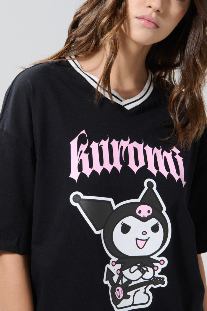 Camiseta cuello V oversize negra con diseño de Kuromi