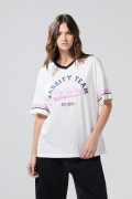 Camiseta crema clara cuello V oversize con arte college