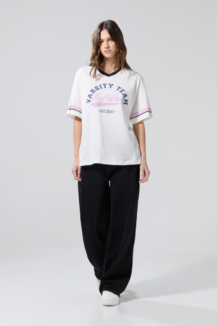 Camiseta crema clara cuello V oversize con arte college