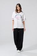 Camiseta crema clara cuello V oversize con arte college
