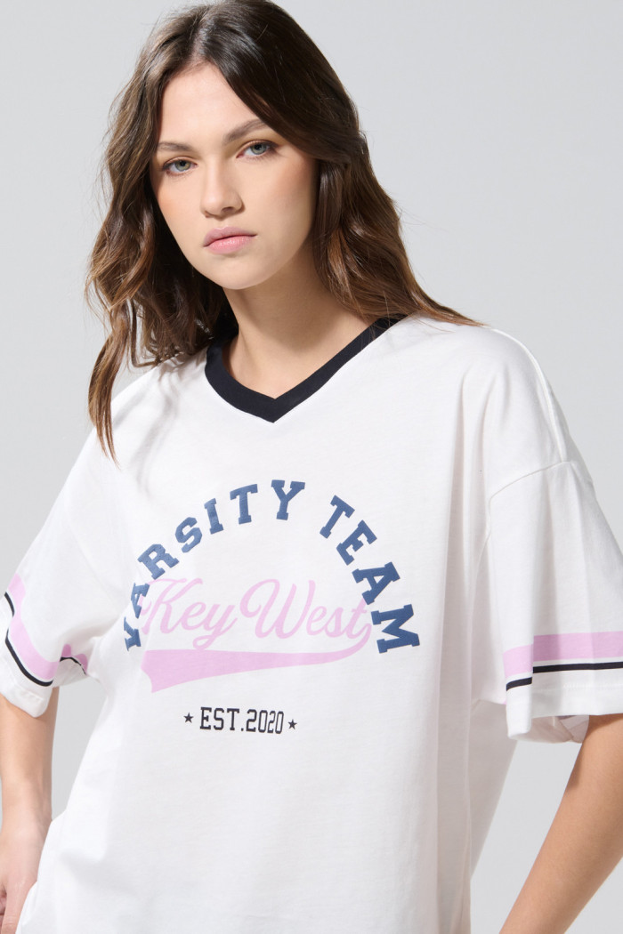 Camiseta crema clara cuello V oversize con arte college