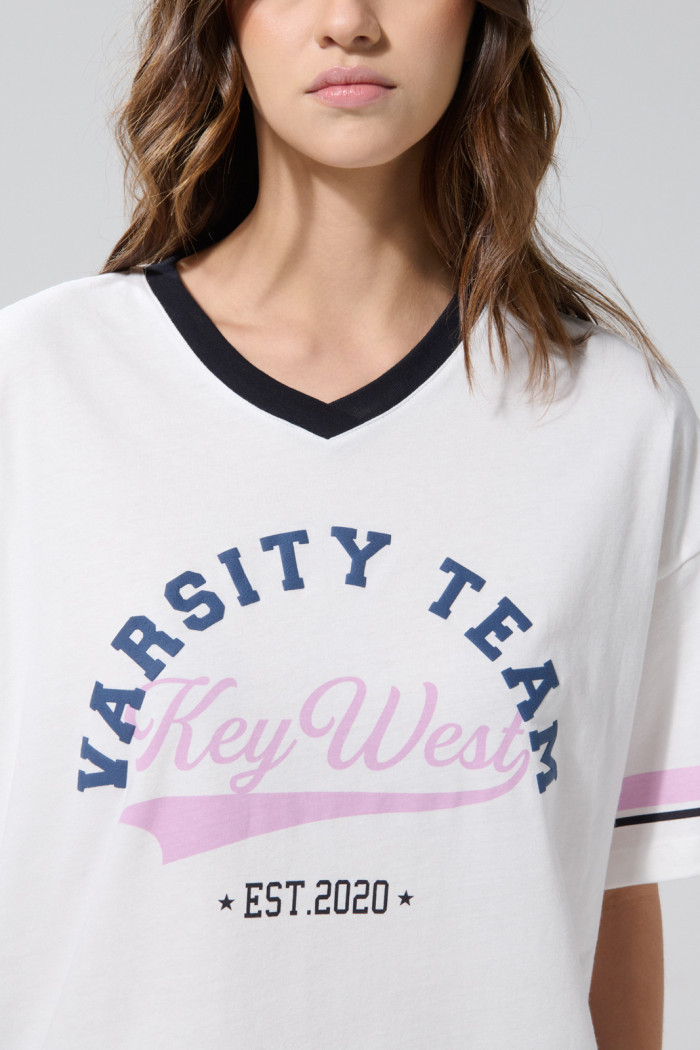 Camiseta crema clara cuello V oversize con arte college