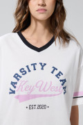 Camiseta crema clara cuello V oversize con arte college