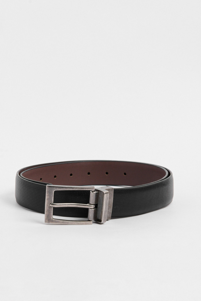 Cinturón reversible negro con texturas perforadas