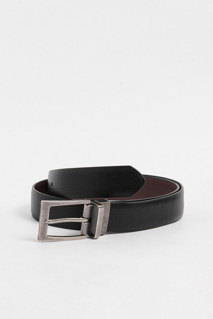 Cinturón reversible negro con texturas perforadas