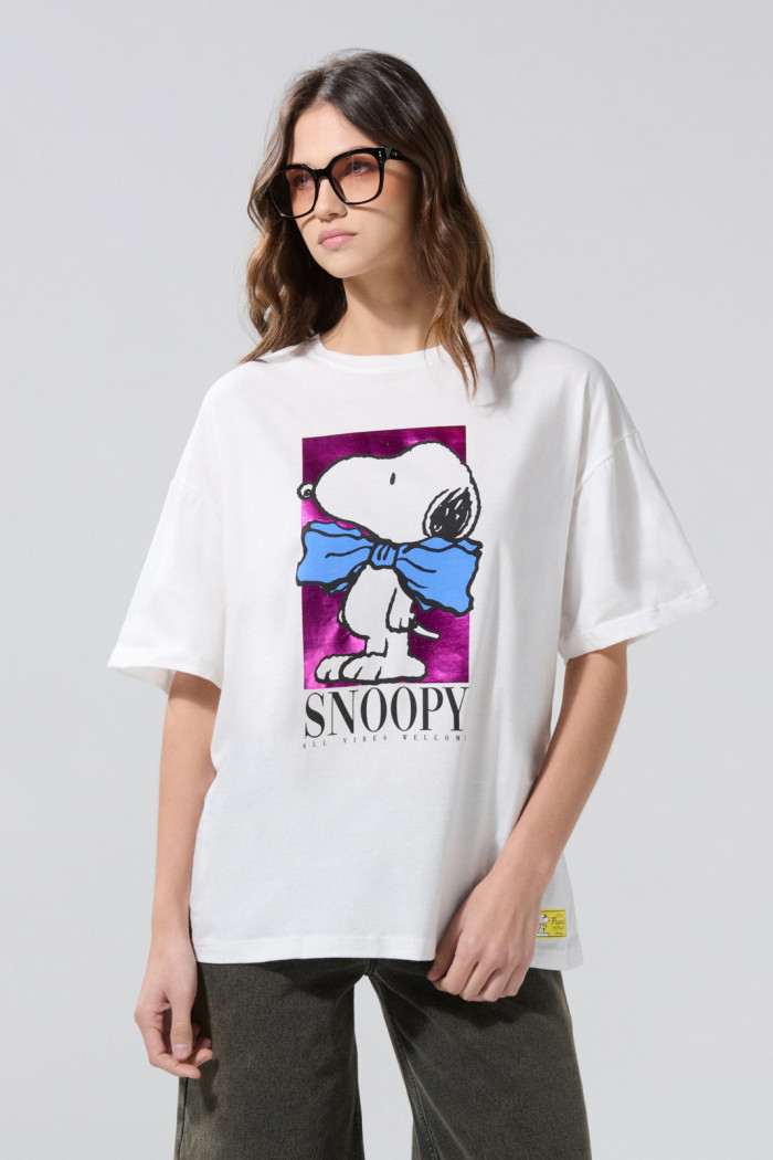 Camiseta oversize de Snoopy crema con manga corta