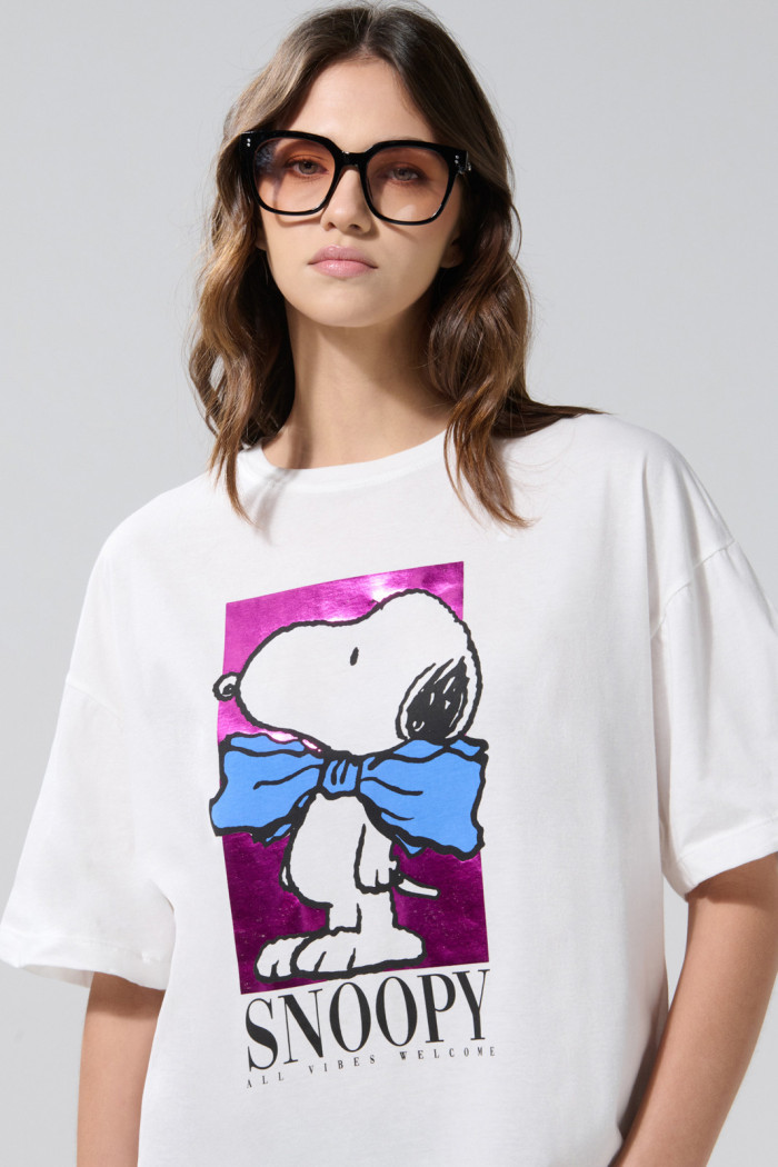 Camiseta oversize de Snoopy crema con manga corta