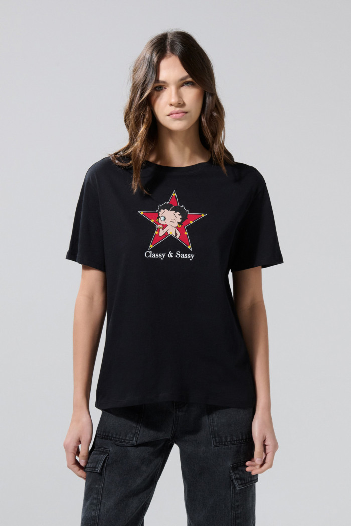 Camiseta negra cuello redondo con estampado de Betty Boop