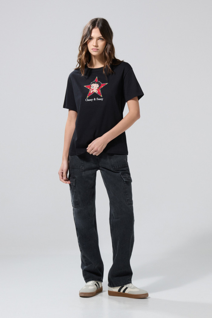 Camiseta negra cuello redondo con estampado de Betty Boop