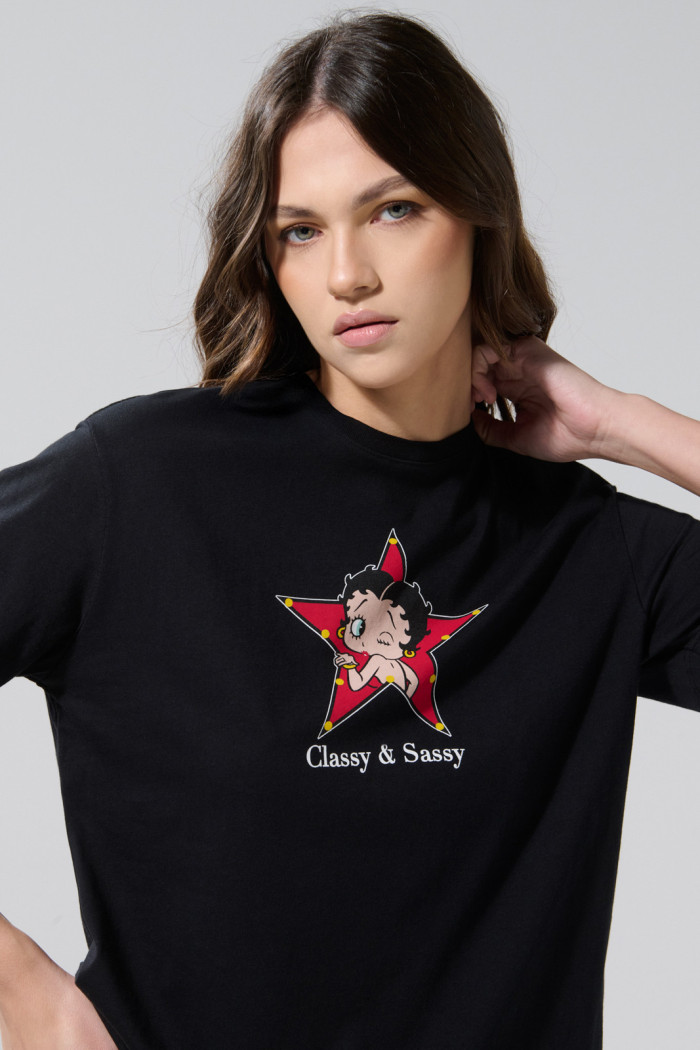 Camiseta negra cuello redondo con estampado de Betty Boop
