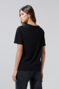 Camiseta negra cuello redondo con estampado de Betty Boop