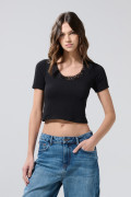 Camiseta unicolor con cuello redondo y detalle de encaje