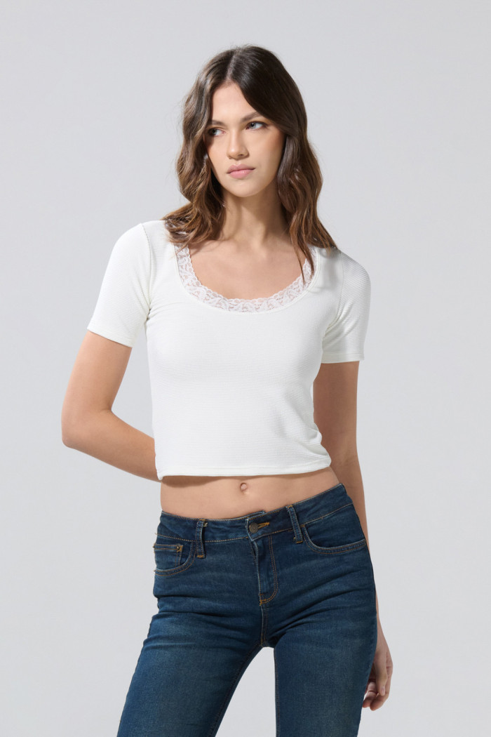 Camiseta unicolor con cuello redondo y detalle de encaje