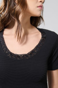 Camiseta unicolor con cuello redondo y detalle de encaje
