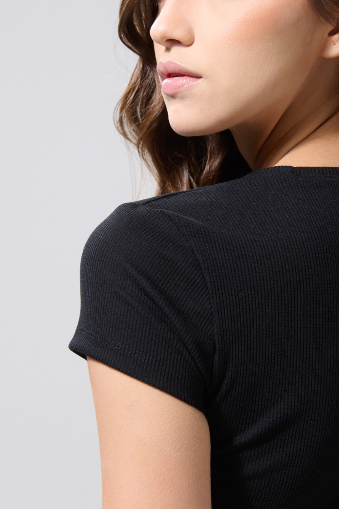 Camiseta en rib manga corta unicolor con ajuste ceñido