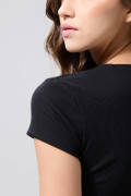 Camiseta en rib manga corta unicolor con ajuste ceñido