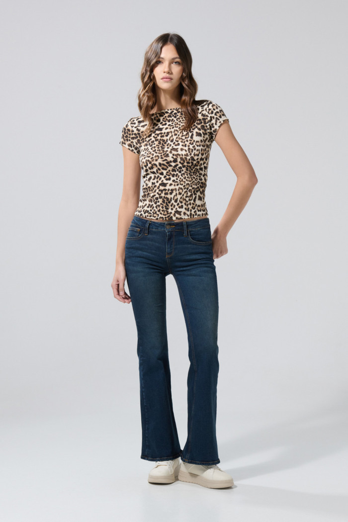 Camiseta kaki clara con diseño animal print y cuello ojal