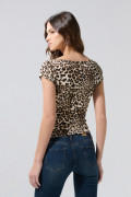 Camiseta kaki clara con diseño animal print y cuello ojal