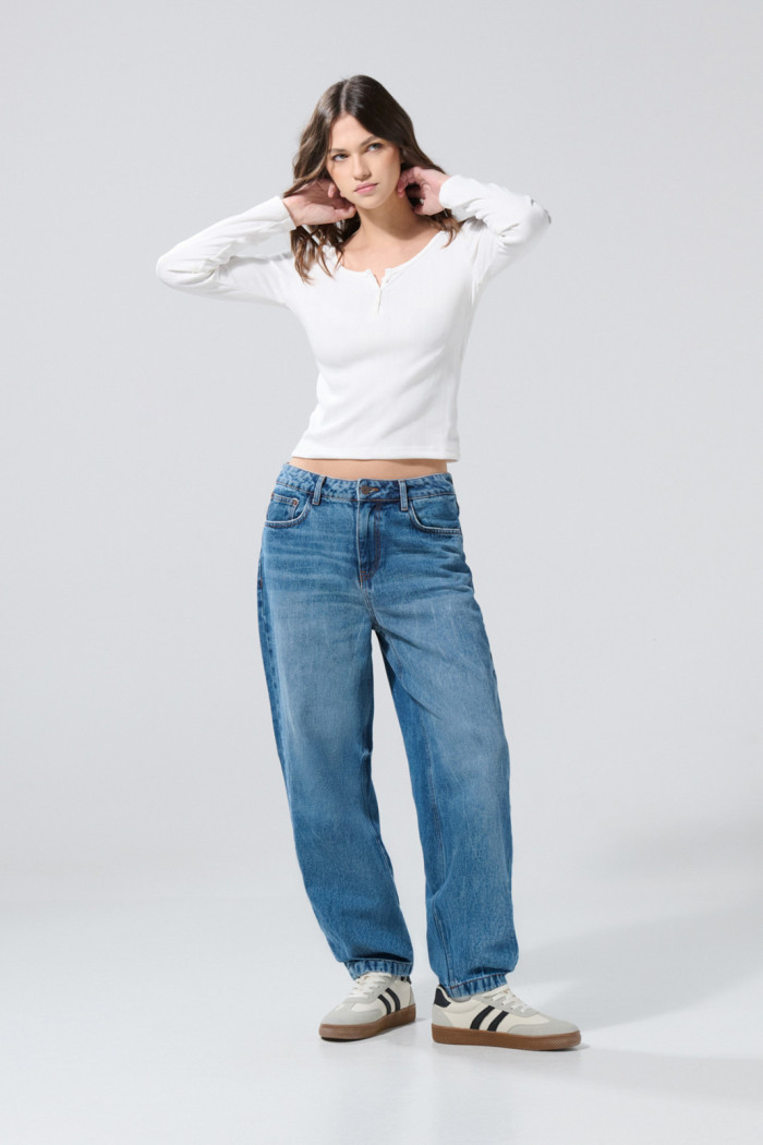 Camiseta blanca con cuello U, manga larga y botones