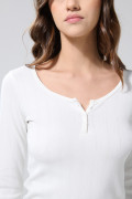 Camiseta blanca con cuello U, manga larga y botones
