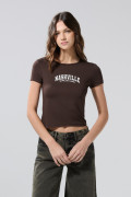 Camiseta café oscura cuello redondo con texto college blanco